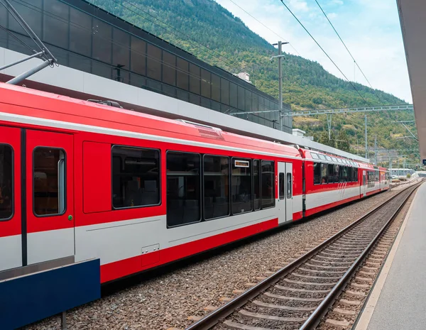 Bir tren dolusu İsviçre demiryolu istasyona geldi. Trenler İsviçre 'de turistlerin ilgi alanlarından biridir.