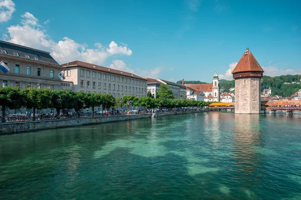 Historiska centrum av Lucerne, strandpromenaden och floden Reuss. Populära turistiska plats, Famous Chapel Bridge — Stockfoto