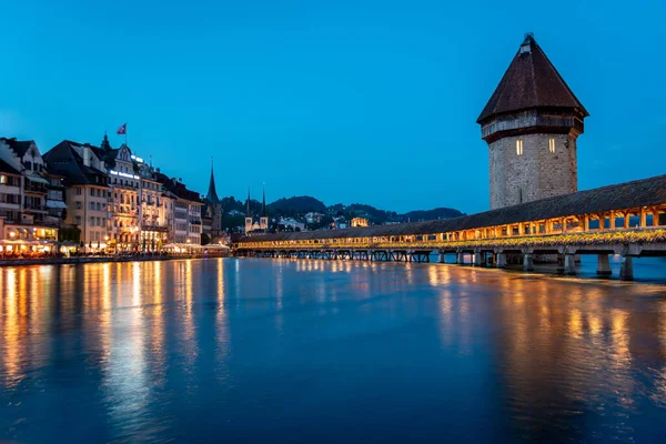 Berömda kapellbron, stadens symbol och en av Schweizs största turistattraktioner, Schweiz. Historiska stadskärnan i Lucerne. — Stockfoto