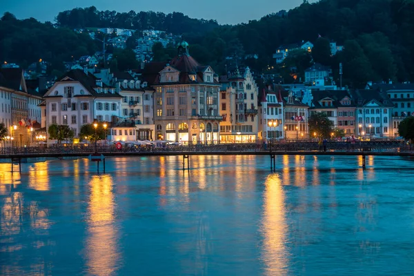 Lucerne, Schweiz, vid solnedgången. Utsikt över gamla stan över floden Reuss. — Stockfoto