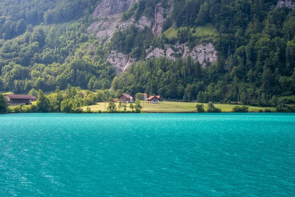 Widok na jezioro Lungern. Lungernsee jest naturalnym jeziorem w Obwalden — Zdjęcie stockowe