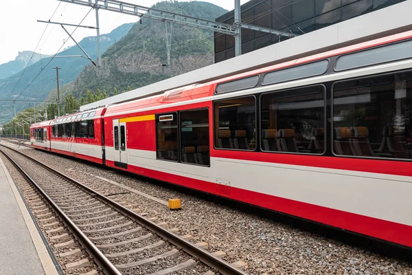 Pociąg kolei szwajcarskich przybył na stację. Pociągi są jedną z atrakcji turystycznych w Szwajcarii — Zdjęcie stockowe