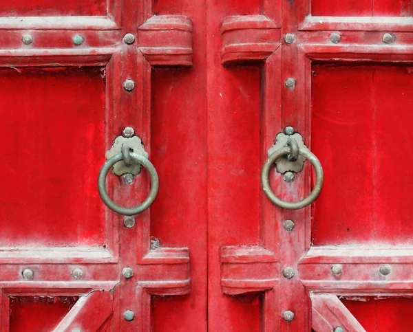 Rode deuren in hue, vietnam — Stockfoto