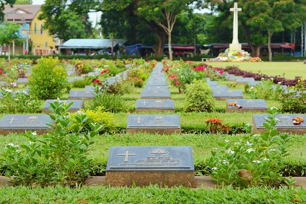 Военное кладбище Канчанабури — стоковое фото