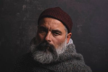 Evsiz, orta yaşlı adam.