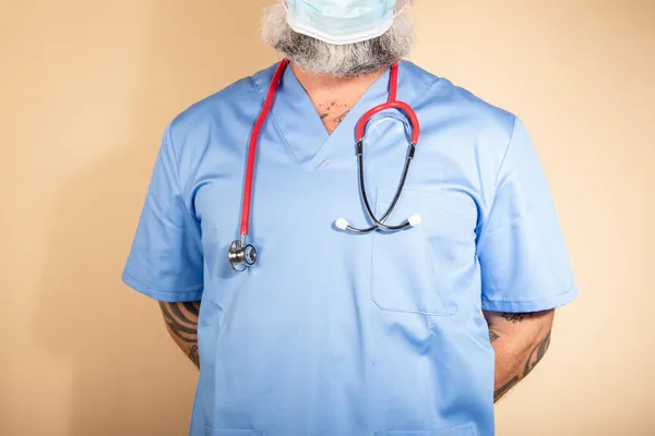 Primer Plano Enfermero Vestido Con Bata Azul Máscara Aislada — Foto de Stock
