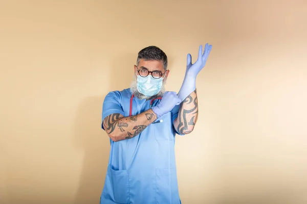 Enfermera Uniforme Azul Con Guantes Sobre Fondo Amarillo — Foto de Stock