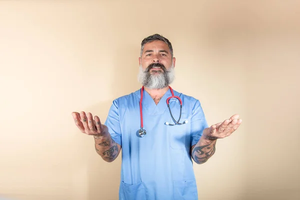 Retrato Del Médico Sonriendo Haciendo Gestos Mientras Está Pie Contra — Foto de Stock