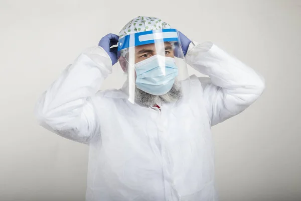 Koruyucu Kıyafetli Maskeli Bir Doktor Virüsle Savaşmak Için — Stok fotoğraf