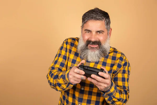 Sakallı yakışıklı oyuncu heyecanlı bir suratla oyun oynuyor.