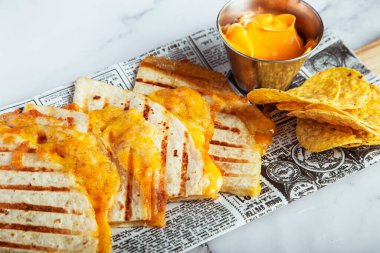 Meksika peyniri ve nachos karışımı taze peynirli quesadilla.