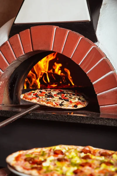 İtalyan pizzası odun ateşinde pişirilir..