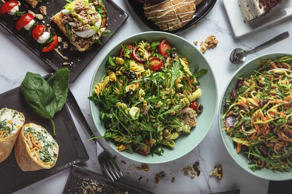 Çeşitli vejetaryen ve sağlıklı yemekler. en üstteki görünüm