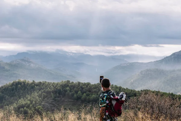 Путешественник Собакой Рюкзаке Фотографируется Вершине Горы — стоковое фото