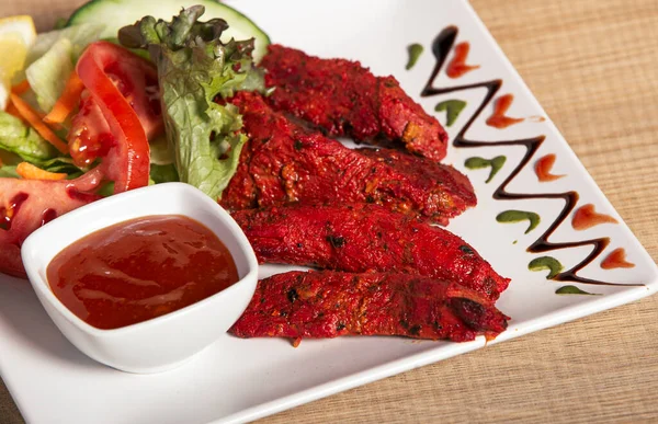 Frango Tikka Kebab Fresco Quente Com Salada Chutney — Fotografia de Stock