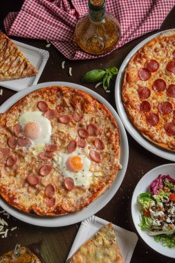 Geleneksel İtalyan yemeklerine yüksek açı, çeşitli pizzalar.