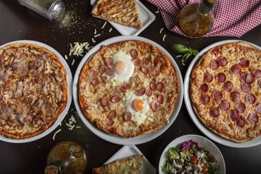 Geleneksel İtalyan yemeklerine yüksek açı, çeşitli pizzalar.