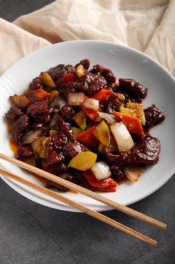 İstiridye soslu dana eti. Tipik Çin mutfağı.