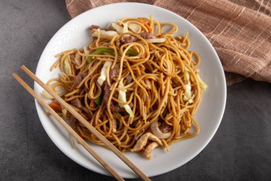 Şehriye üç lezzet. Tipik Çin yemeği.