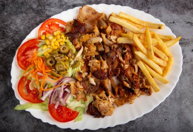 Beyaz tabakta kebap sandviçi.