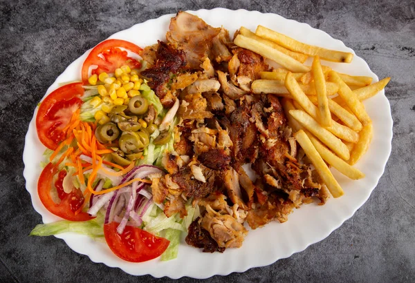 Beyaz tabakta kebap sandviçi.