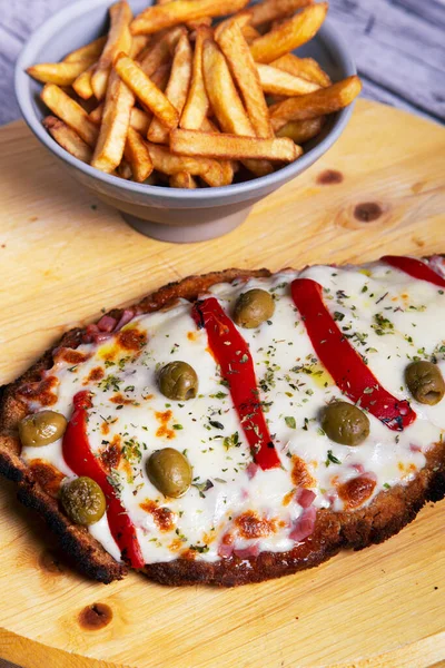 Napolitan 'a Milano yemeği ve patates kızartması..