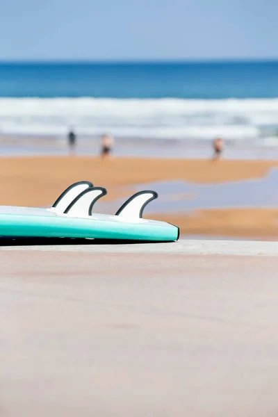 Das Blau Des Meeres Mit Einem Surfbrett Vordergrund Sandstrand Erholsame — Stockfoto