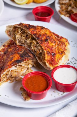 Çeşitli soslu kebap calzone. Fast food