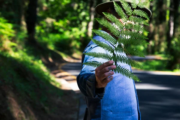 Man Forest Covered Fern Leaf Man Vest Denim Shirt — Stockfoto