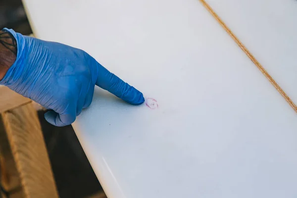 Close Hands Pointing Out Blow Repair Surfboard — 스톡 사진