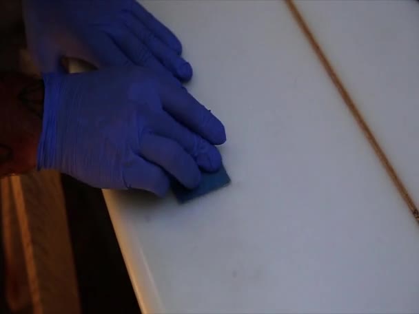 Surfer Protective Gloves Sanding Surfboard — ストック動画