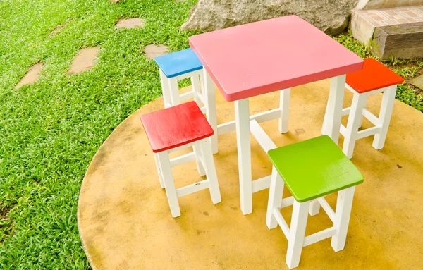 Chaises colorées et table — Photo