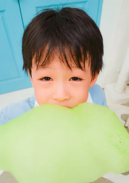 Jongen met suikerspin — Stockfoto