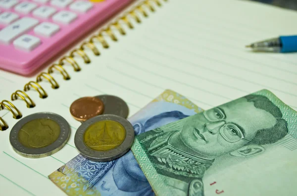 Baht dinero tailandés en el libro de notas —  Fotos de Stock