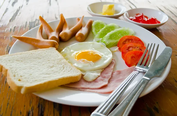 Café da manhã americano em uma mesa — Fotografia de Stock