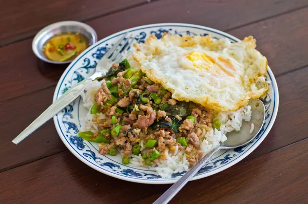 Daging babi goreng dengan kemangi dan telur di atas nasi — Stok Foto
