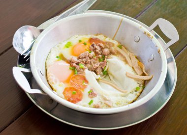 sahanda yumurta tavada servis