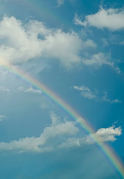 Belle nuvole con arcobaleno — Foto Stock