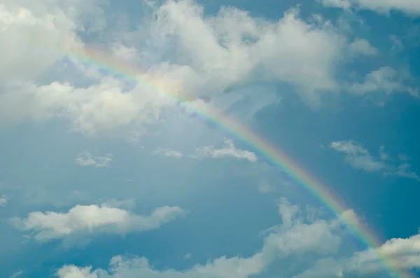 Schöne Wolken mit Regenbogen — Stockfoto