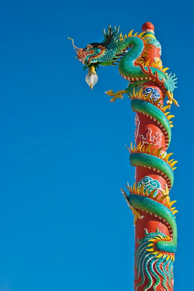 Dragon staty på shrine — Stockfoto