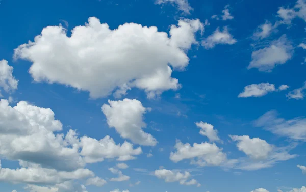 Nuage avec ciel bleu — Photo