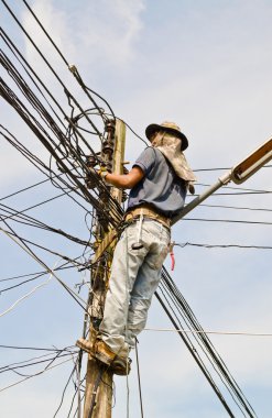 tamiri için elektrik sonrası tırmanma işçi