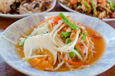 tablo üzerinde papaya salatası