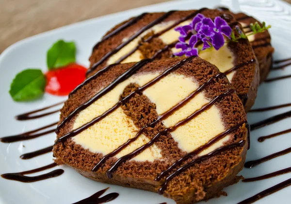 Schokoladenrolle mit Vanilleeis im Inneren — Stockfoto