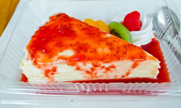 Cake met aardbei siroop en vruchten — Stockfoto