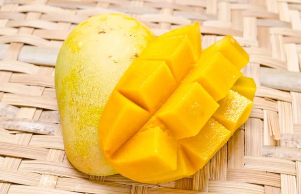 Vers en kleurrijke mango — Stockfoto