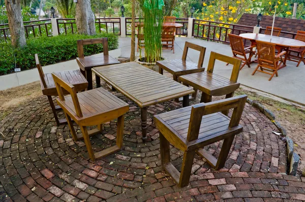 Houten stoelen en tafel — Stockfoto