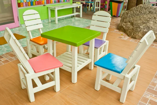 Quattro sedie e un tavolo — Foto Stock