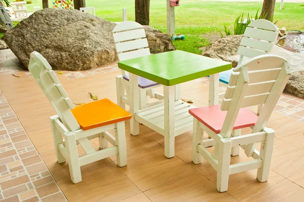 Cztery krzesła i stół — Zdjęcie stockowe