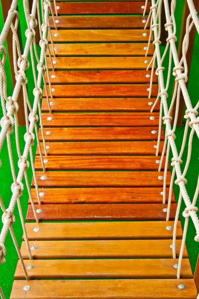 Ponte di legno al parco giochi — Foto Stock
